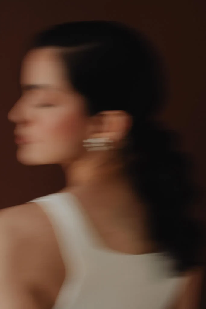 Foto da Dra Roberta Araújo de costas com um efeito